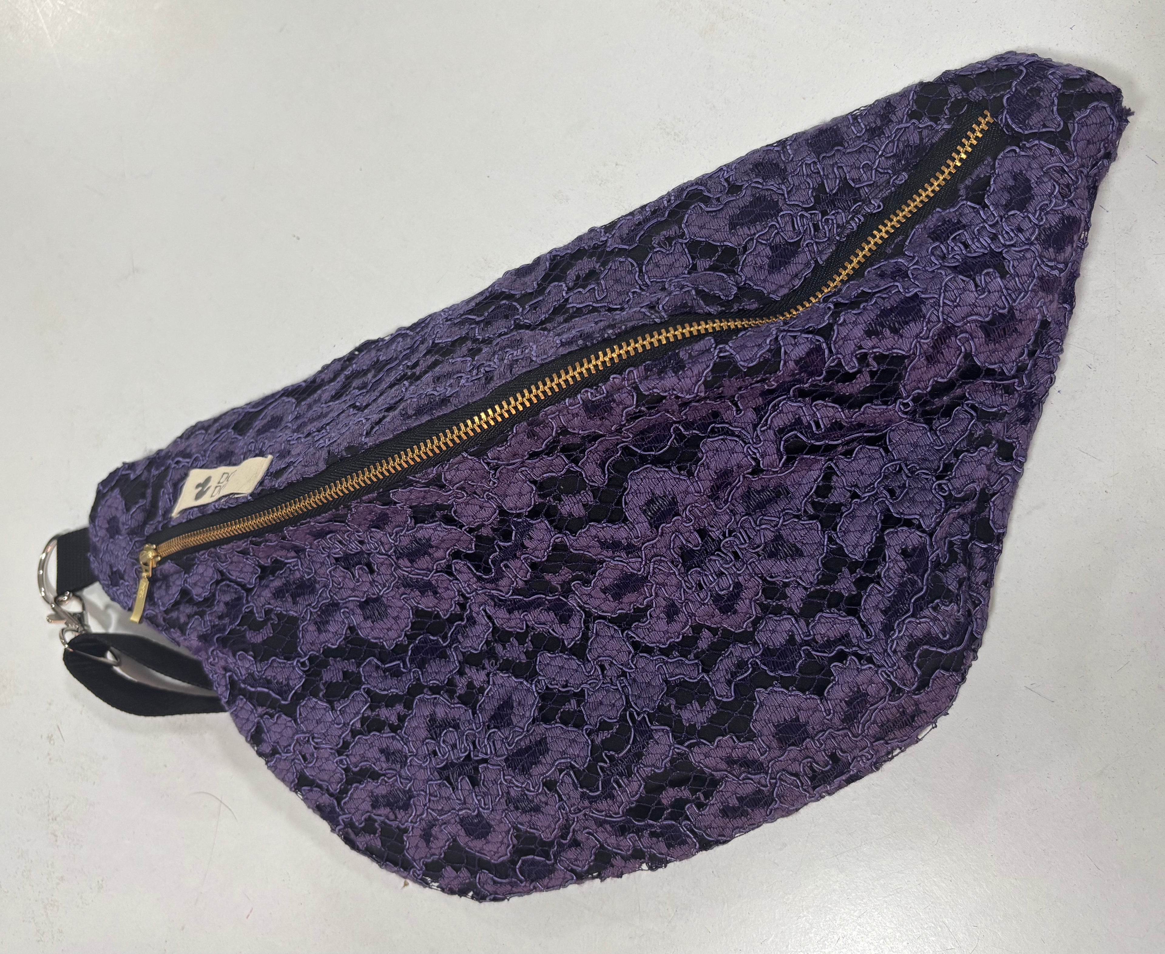 Riñonera Dodo: Elegancia en Encaje