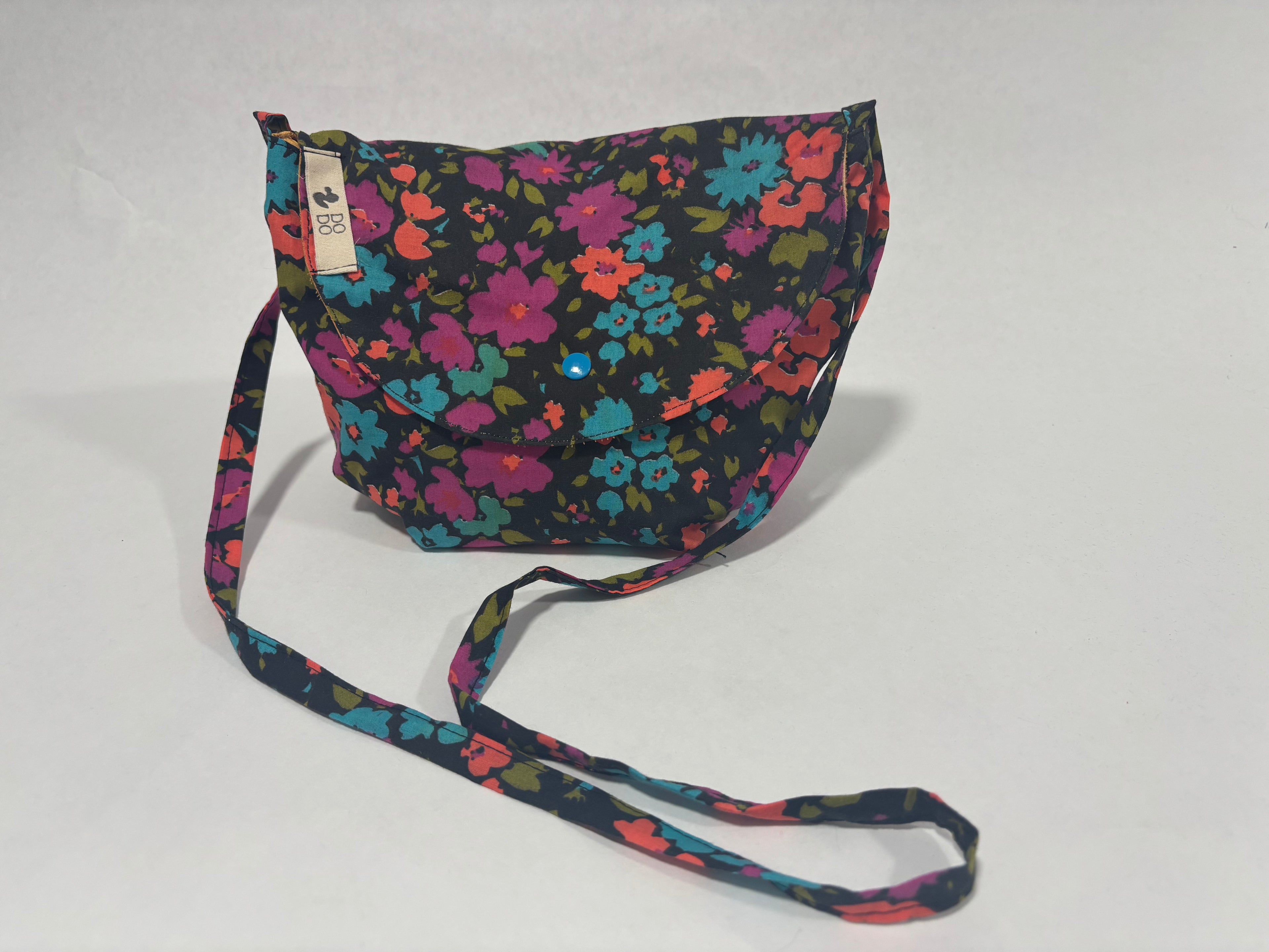 Bolso Bandolera Dodo: Flores Silvestres sobre Negro